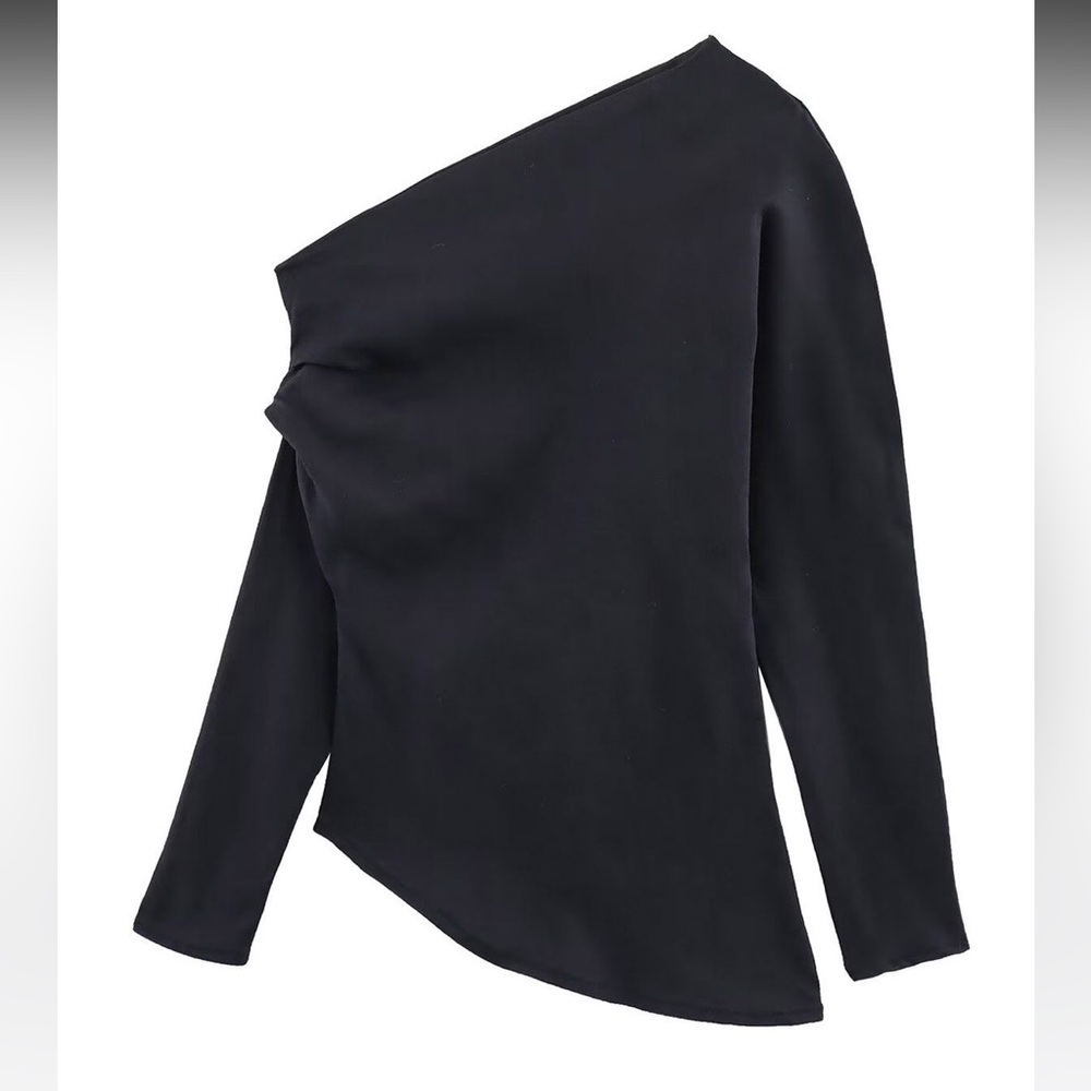 Chicwich ASYMMETRIC RUCHED DETAIL LONG SLEEVES TOP IN BLACK- Size: XS